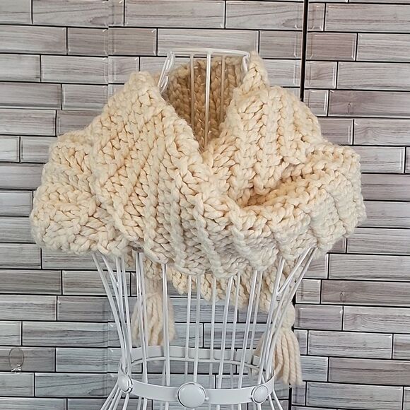 Handmade chunky knit scarf in a cape style - Picture 6 of 9